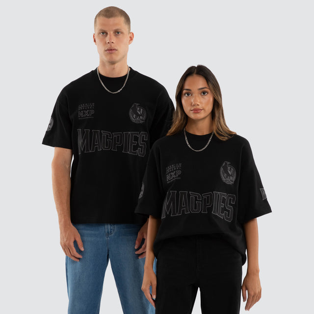 Model wears Collingwood Magpies AFL Perform Loopback Tee Jet Black T-Shirts Black – image 1