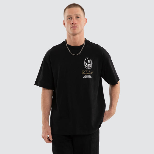 Model wears Collingwood Magpies AFL Sticker Raptor Tee Jet Black T-Shirts Black – image 5