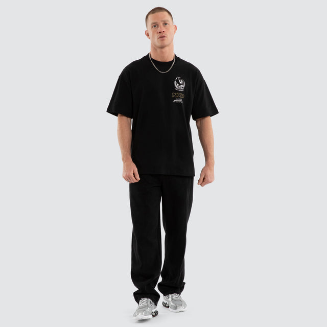 Model wears Collingwood Magpies AFL Sticker Raptor Tee Jet Black T-Shirts Black – image 3