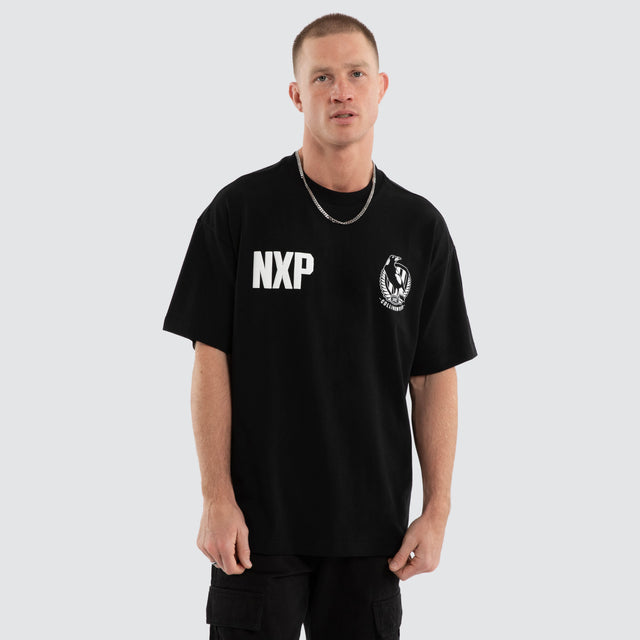 Model wears Collingwood Magpies AFL Archive Raptor Tee Jet Black T-Shirts Black – image 7