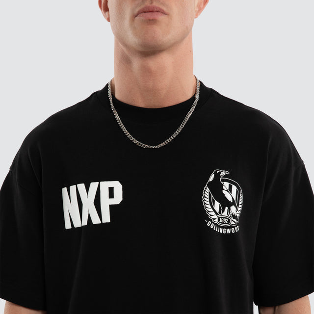 Model wears Collingwood Magpies AFL Archive Raptor Tee Jet Black T-Shirts Black – image 4