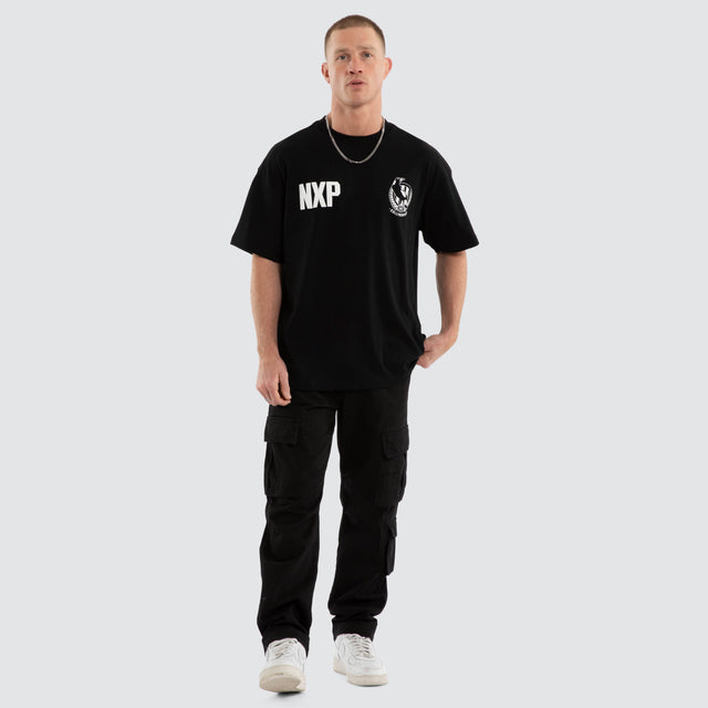 Model wears Collingwood Magpies AFL Archive Raptor Tee Jet Black T-Shirts Black – image 2