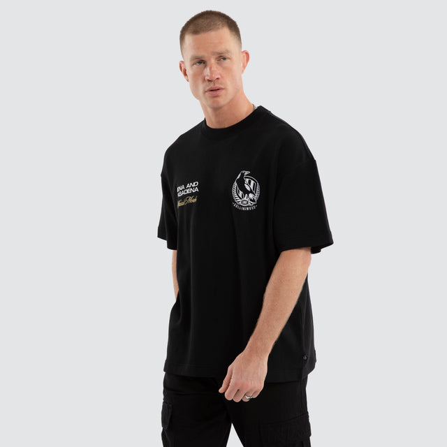 Model wears Collingwood Magpies AFL Advance Raptor Tee Jet Black T-Shirts Black – image 3