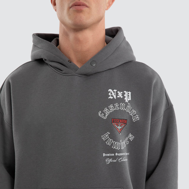 Model wears Essendon Bombers AFL Tag Box Fit Hoodie Charcoal Hoodies Grey – image 4