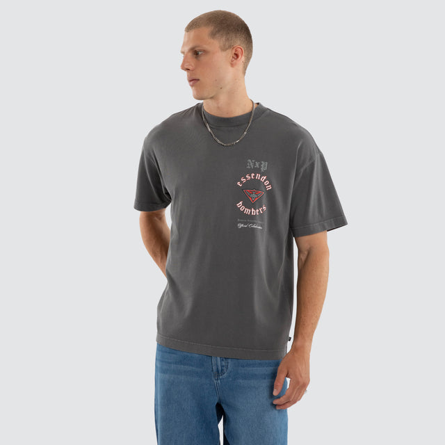 Model wears Essendon Bombers AFL Off-Season Tee Pigment Charcoal T-Shirts Grey – image 2