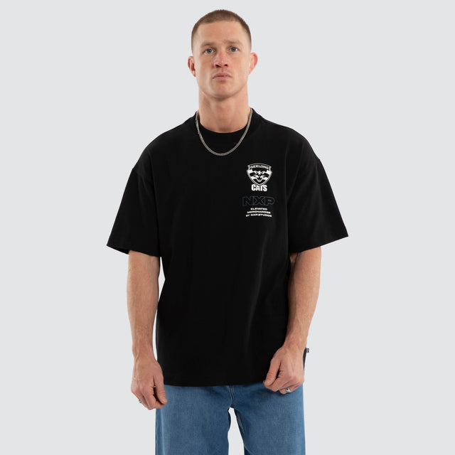 Model wears Geelong Cats AFL Sticker Raptor Tee Jet Black T-Shirts Black – image 4