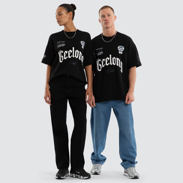 Model wears Geelong Cats AFL Gold Raptor Tee Jet Black T-Shirts Black – image 4