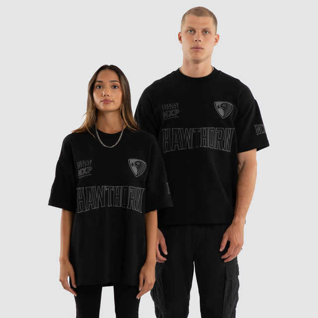 Model wears Hawthorn Hawks AFL Perform Loopback Tee Jet Black T-Shirts Black – image 1