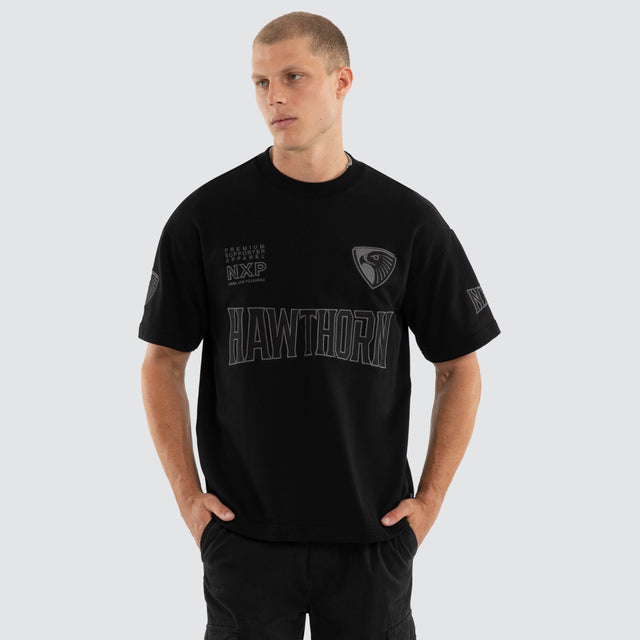 Model wears Hawthorn Hawks AFL Perform Loopback Tee Jet Black T-Shirts Black – image 2