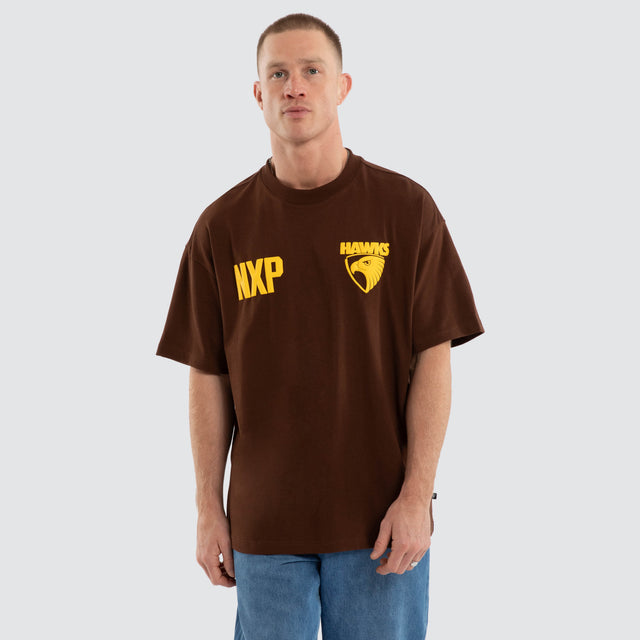 Model wears Hawthorn Hawks AFL Archive Raptor Tee Brown T-Shirts Brown – image 4