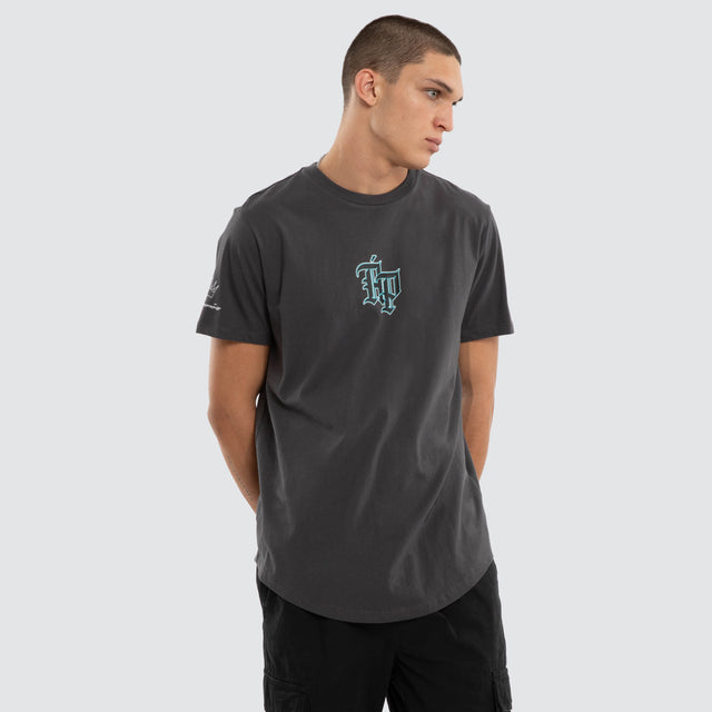 Model wears Flair Dual Curved Tee Asphalt T-Shirts Grey – image 1