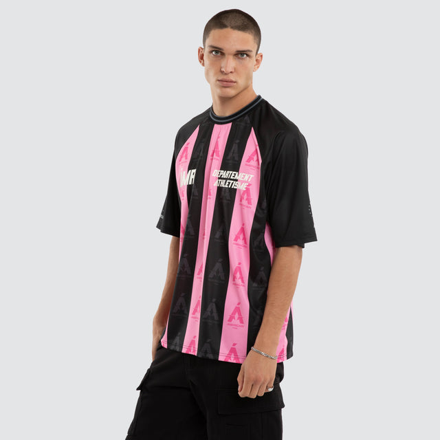 Model wears Bounce Raglan Mesh Tee Black/Pink T-Shirts Black – image 3