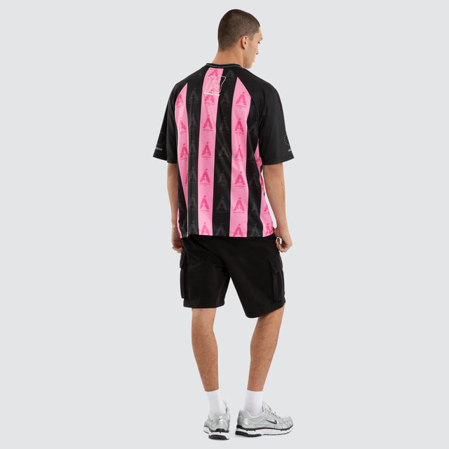 Model wears Bounce Raglan Mesh Tee Black/Pink T-Shirts Black – image 2