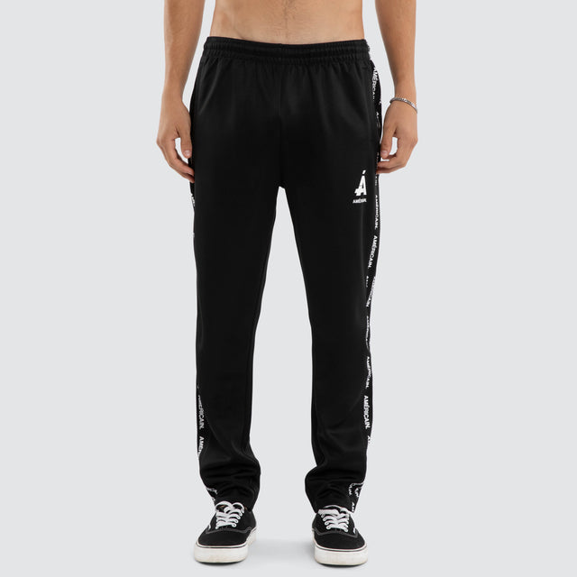 Model wears Forme Sport Pant Jet Black Pants Black – image 3
