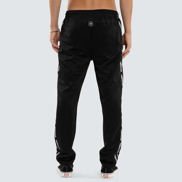 Model wears Forme Sport Pant Jet Black Pants Black – image 2