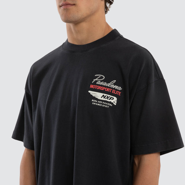 Model wears Downforce Raptor Tee Pigment Anthracite Black T-Shirts Black – image 4