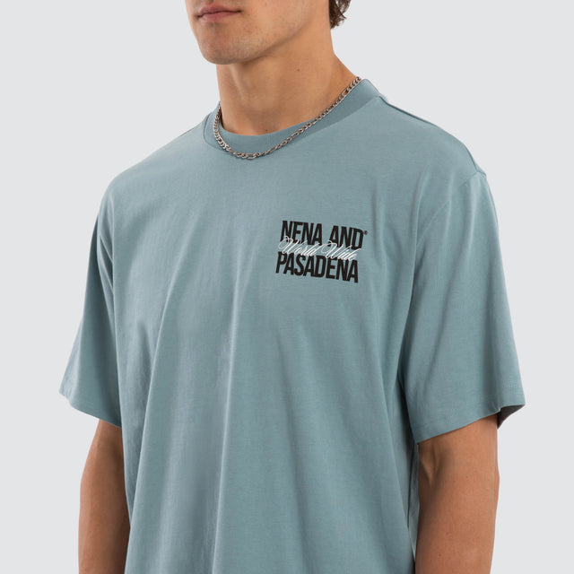 Model wears Pump Classic Tee Cameo T-Shirts Blue – image 4