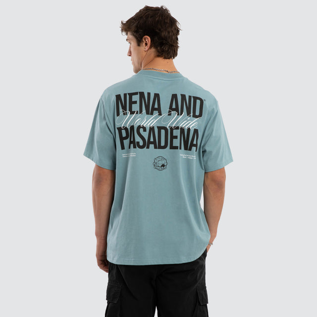 Model wears Pump Classic Tee Cameo T-Shirts Blue – image 1