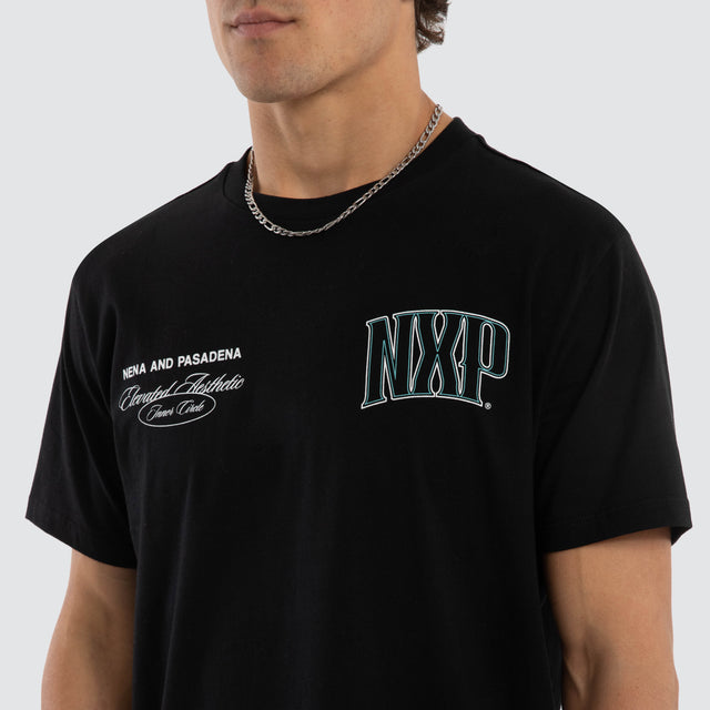 Model wears Circuit Dual Curved Tee Jet Black T-Shirts Black – image 4