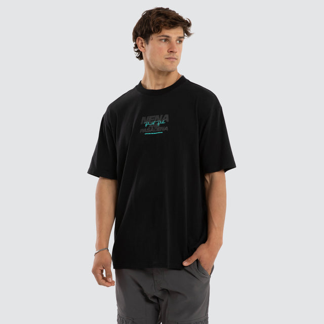 Model wears Hybrid Box Fit Tee Anthracite Black T-Shirts Black – image 3