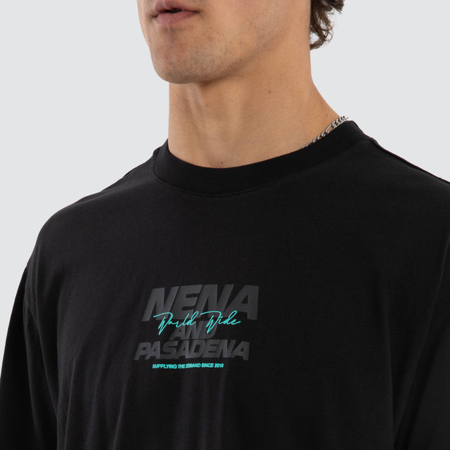 Model wears Hybrid Box Fit Tee Anthracite Black T-Shirts Black – image 4