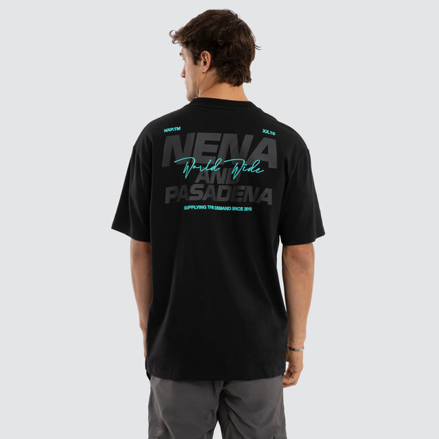 Model wears Hybrid Box Fit Tee Anthracite Black T-Shirts Black – image 1
