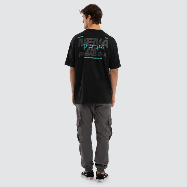 Model wears Hybrid Box Fit Tee Anthracite Black T-Shirts Black – image 5