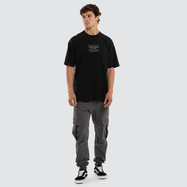 Model wears Hybrid Box Fit Tee Anthracite Black T-Shirts Black – image 2