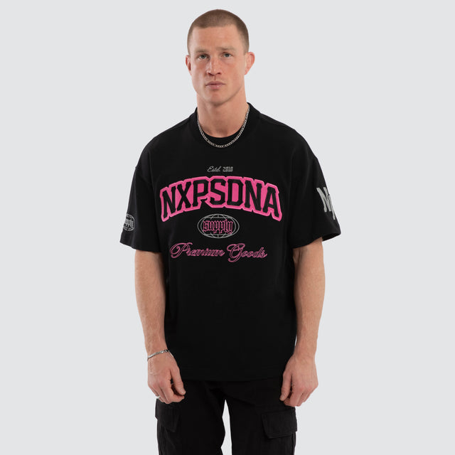 Model wears Focus Loopback Raptor Tee Anthracite Black T-Shirts Black – image 1