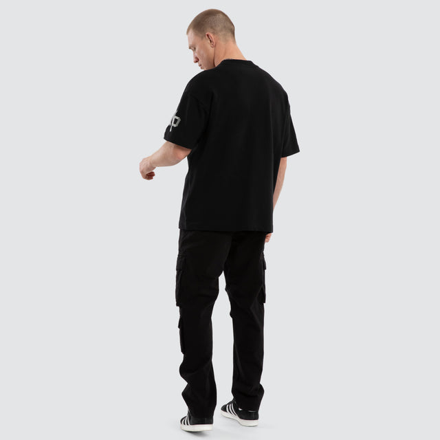 Model wears Focus Loopback Raptor Tee Anthracite Black T-Shirts Black – image 2