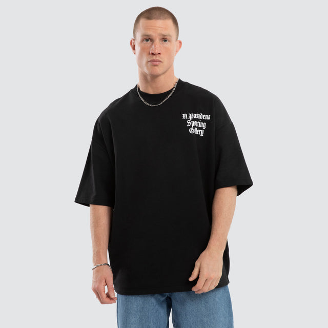 Model wears Outlap Gallery Tee Anthracite Black T-Shirts Black – image 3