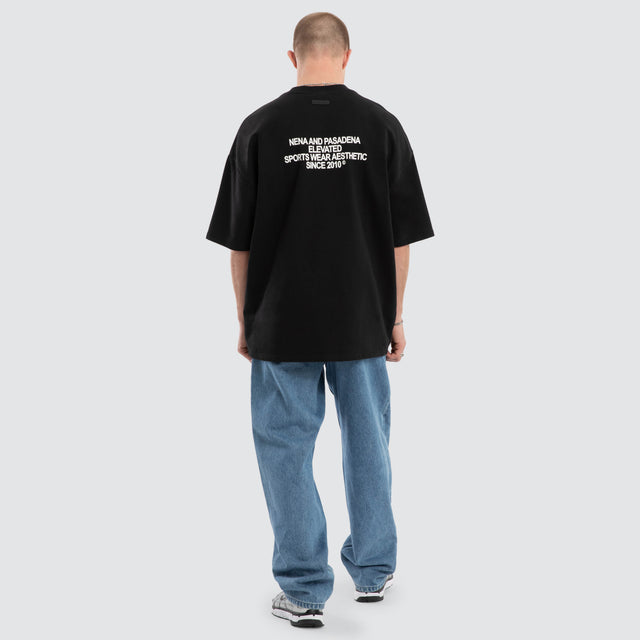 Model wears Outlap Gallery Tee Anthracite Black T-Shirts Black – image 4