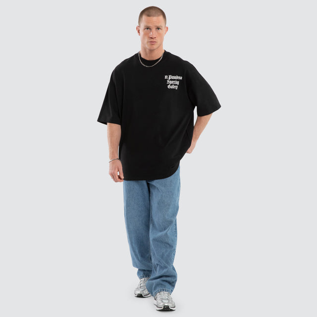 Model wears Outlap Gallery Tee Anthracite Black T-Shirts Black – image 2