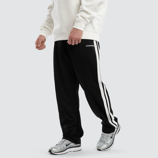 Model wears Turbo Sport Pant Jet Black Pants Black – image 1