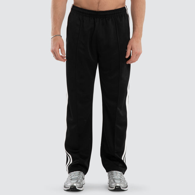 Model wears Turbo Sport Pant Jet Black Pants Black – image 4