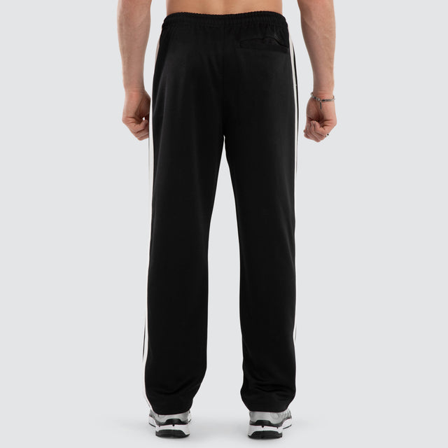Model wears Turbo Sport Pant Jet Black Pants Black – image 3