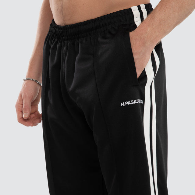 Model wears Turbo Sport Pant Jet Black Pants Black – image 5