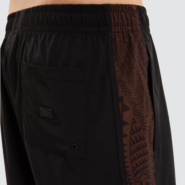 Model wears Ben Davis Hawthorn Hawks Sport Short Jet Black Shorts Black – image 7