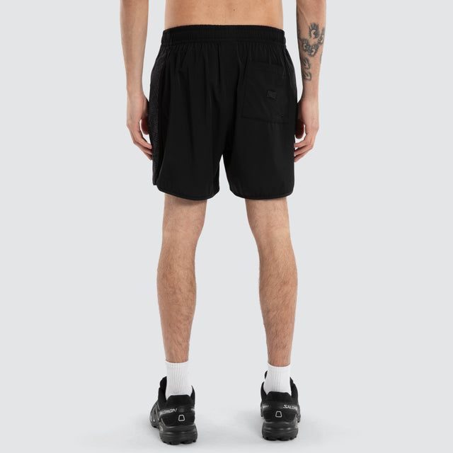 Model wears Ben Davis Collingwood Magpies Sport Short Jet Black Shorts Black – image 5