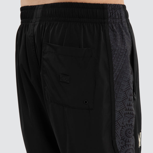 Model wears Ben Davis Collingwood Magpies Sport Short Jet Black Shorts Black – image 6