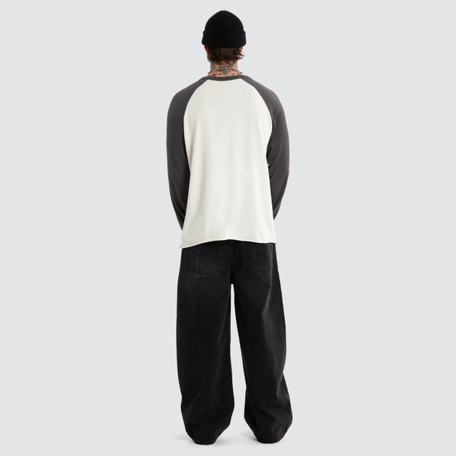 Model wears Dismount Raglan Long Sleeve Tee Asphalt/Blanc De Blanc Longsleeve T-Shirts Grey – image 2