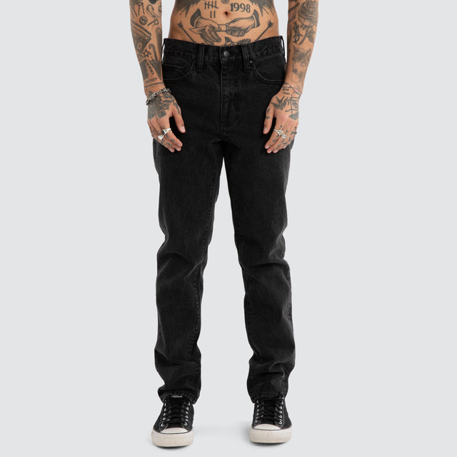 Model wears K3 Slim Jean Jet Black Pants Black – image 2