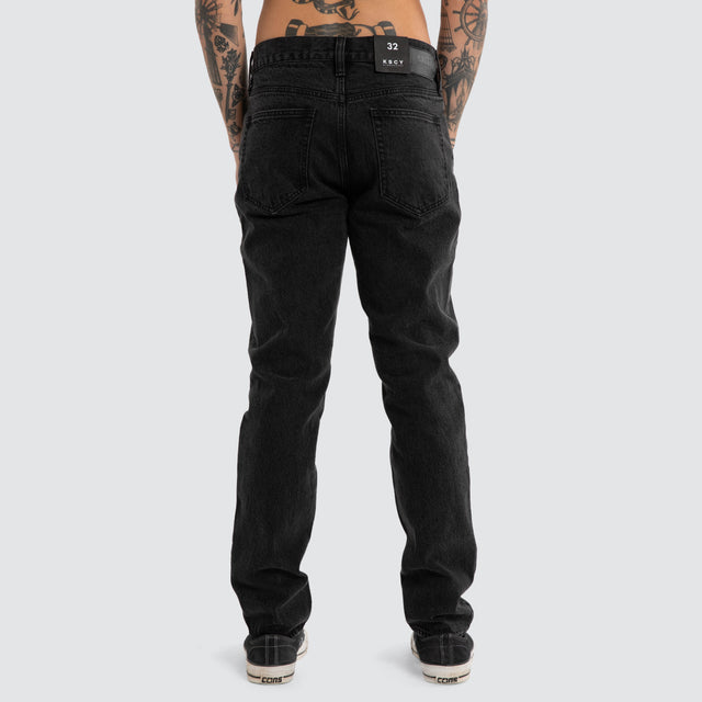 Model wears K3 Slim Jean Jet Black Pants Black – image 4