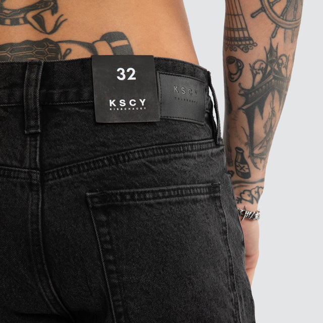 Model wears K3 Slim Jean Jet Black Pants Black – image 6