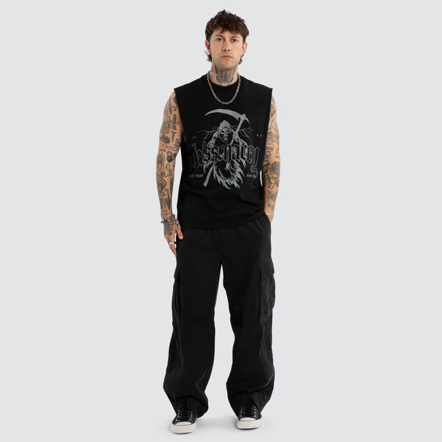 Model wears Vapor Street Muscle Jet Black Muscle Tees Black – image 4