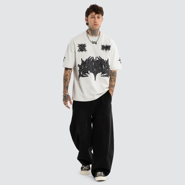 Model wears Wired Loopback Street Tee Glacier Grey T-Shirts Grey – image 4