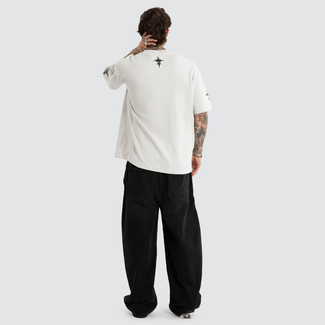 Model wears Wired Loopback Street Tee Glacier Grey T-Shirts Grey – image 5