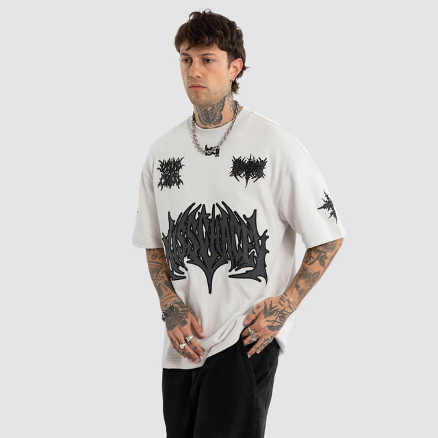 Model wears Wired Loopback Street Tee Glacier Grey T-Shirts Grey – image 2