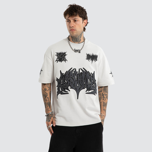 Model wears Wired Loopback Street Tee Glacier Grey T-Shirts Grey – image 1