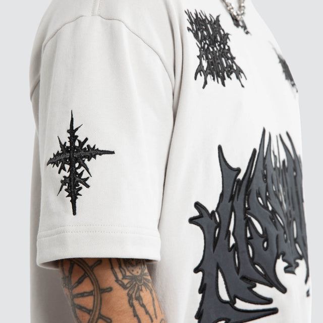 Model wears Wired Loopback Street Tee Glacier Grey T-Shirts Grey – image 6